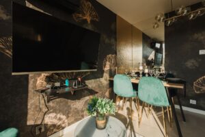 telewizor, stolik, zastawiony stół