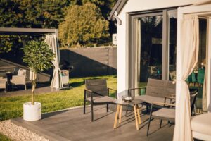 taras z meblami ogrodowymi